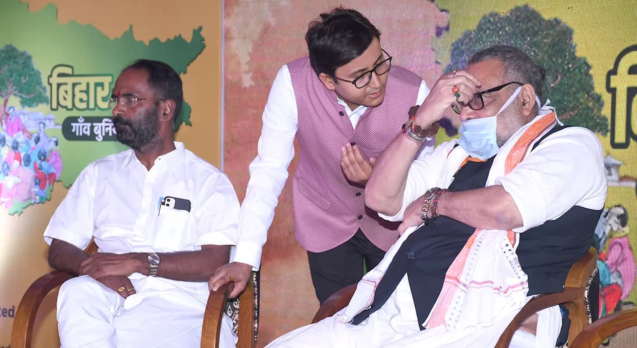 In conversation with guests at the Bihar Chapter