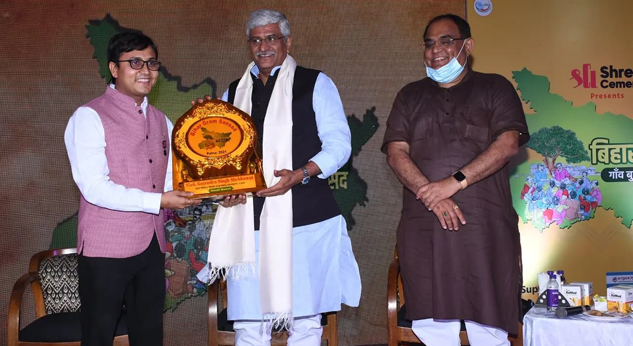 Presenting a memento at the Bihar Chapter