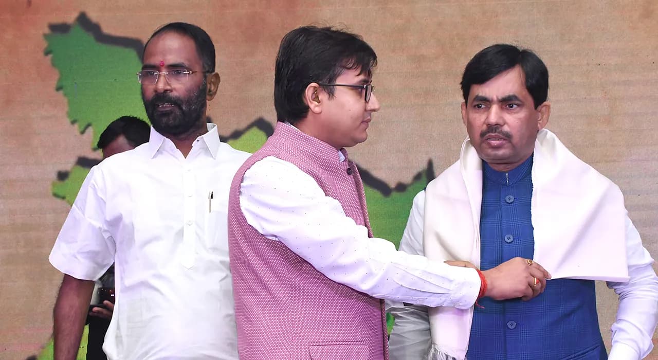 Felicitating a guest with a shawl at the Bihar Chapter
